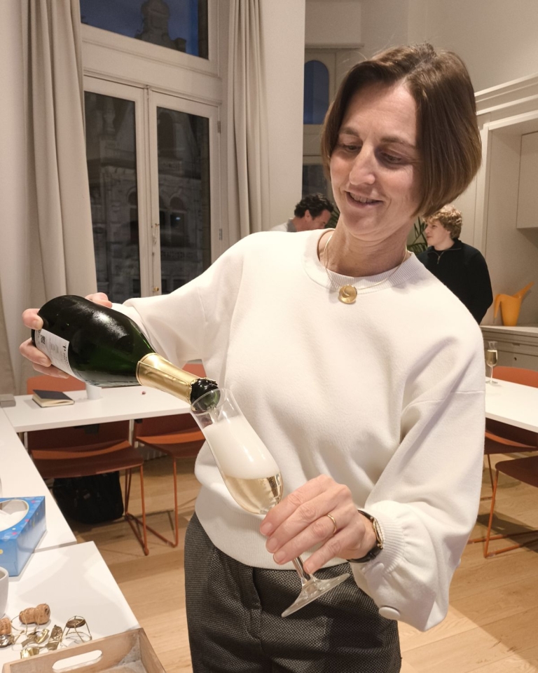Linda schenkt een glaasje bubbels voor iedereen in