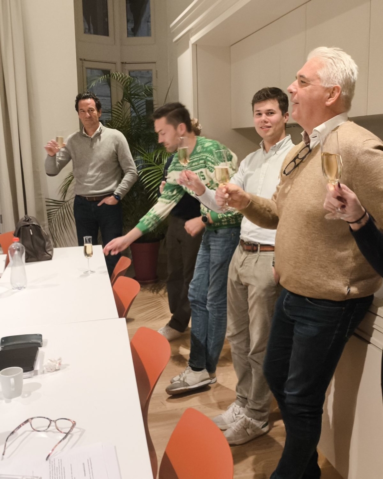 Bernard vol lof over de collega's tijdens zijn speech