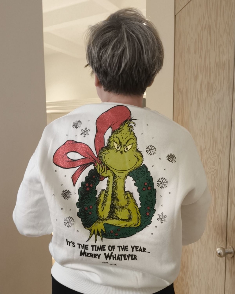 Collega Sabine heeft de Grinch op haar rug