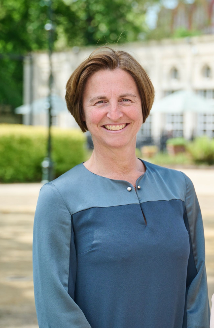Linda Hofman   Partner en Gedelegeerd Bestuurder bij finfactor. Als Master TEW en Certified Private Banker bouwde zij een indrukwekkende carrière op bij o.a. Deutsche Bank en Belfius. Vanuit haar visie op een ‘gezonde geest in een gezond lichaam’ schrijft zij over complexe financiële thema’s op een heldere wijze.  Lees haar artikelen of Neem contact op