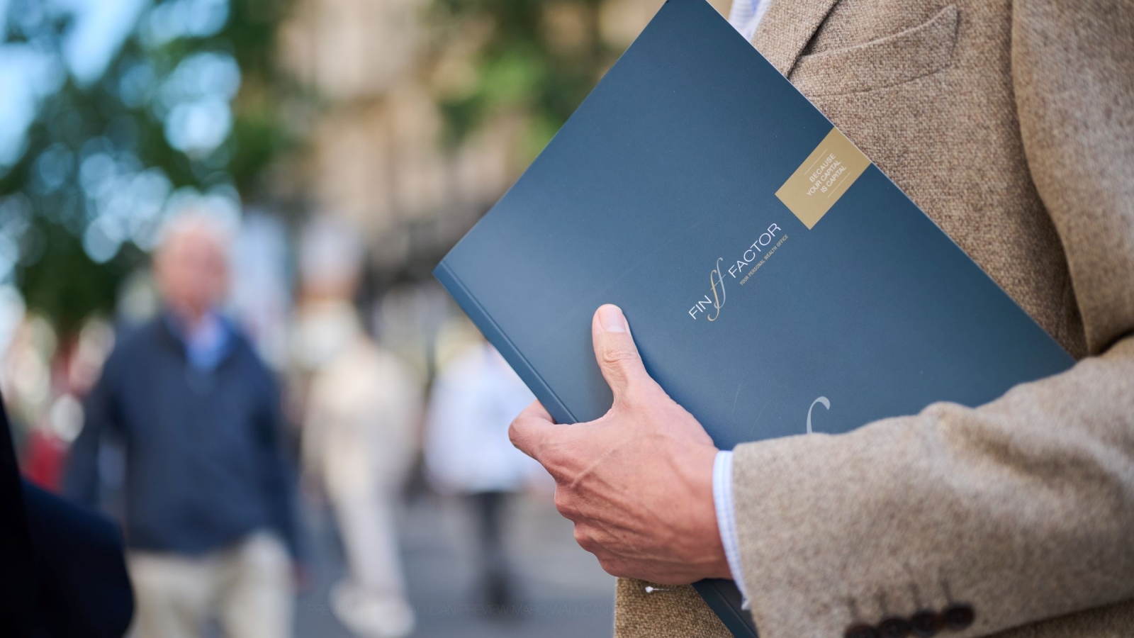 Close-up van de brochuremap van FinFactor met de nieuwe kwartaalanalyse